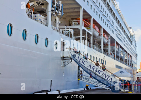 Dettaglio della nave da crociera MSC Armonia ancorato mostra linee di ormeggio o cime Foto Stock