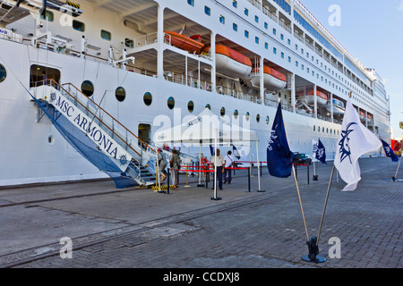 Dettaglio della nave da crociera MSC Armonia ancorato mostra linee di ormeggio o cime Foto Stock