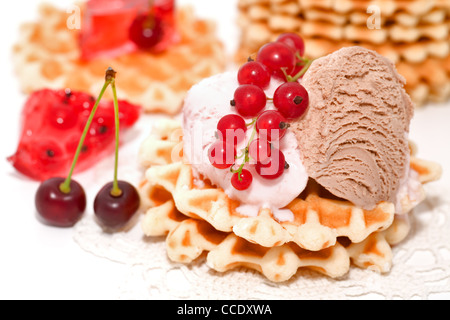 Il dessert consistono di ribes, ise-crema, ciliegia e waffles Foto Stock