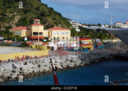 Vista dell'area di porta con una bandiera in primo piano, Philipsburg, St Maarten (Sint Maarten), Antille olandesi, dei Caraibi. Foto Stock