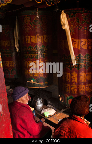 India, Arunachal Pradesh, Tawang, hilltop Gompa buddista, vecchi monaci la filatura ruote della preghiera Foto Stock