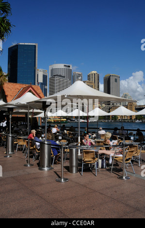 Uno dei molti ristoranti all'aperto su Circular Quay a Sydney, New South Wales, Australia Foto Stock