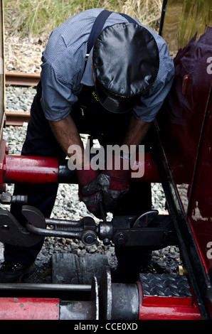Accoppiamento del piccolo ardesia vapore-mining locomotore " aiuto " Mariano in Bala Lake Railway, il Galles del Nord. Foto Stock