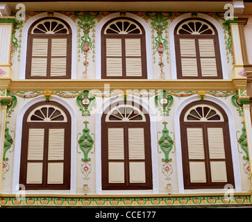 Edificio tradizionale Baba Peranakan Nonya bottega stile di architettura di Melaka Malacca in Malesia in Estremo Oriente Asia sud-orientale. Bella decorazione Foto Stock