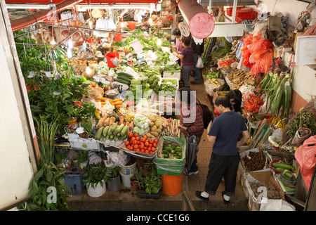 Fresche e vegetali in stallo nel seminterrato di Aberdeen municipal mercato coperto di hong kong RAS di Hong kong cina asia Foto Stock