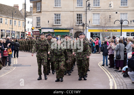 Royal Logistics Corp marciando attraverso Chippenham Foto Stock