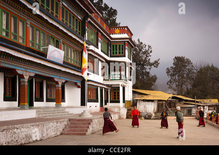 India, Arunachal Pradesh, Tawang Gompa, i monaci a giocare a calcio al di fuori decorata tradizionalmente un alloggio Foto Stock