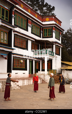 India, Arunachal Pradesh, Tawang Gompa, i monaci a giocare a calcio al di fuori decorata tradizionalmente un alloggio Foto Stock