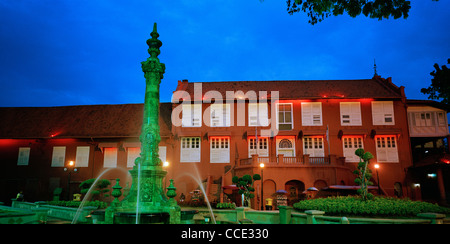 Colorata notte a Stadthuys in Piazza Olandese in Malacca Malacca in Malesia in Estremo Oriente Asia sud-orientale. Viaggio colorato Foto Stock