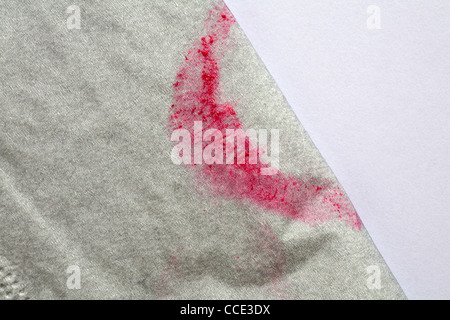 Sbavature del rossetto rosa segno sul colore argento tovagliolo di carta Foto Stock