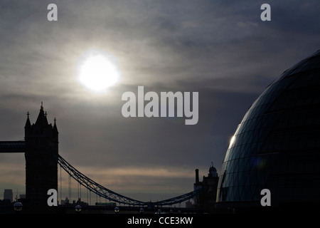 La mattina presto il Municipio e il Tower Bridge di Londra. Foto Stock