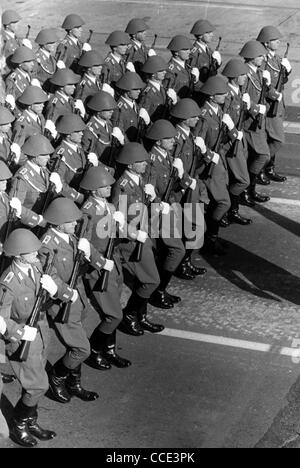 Parata militare dell'esercito popolare nazionale della RDT 1979 a Berlino Est. Foto Stock