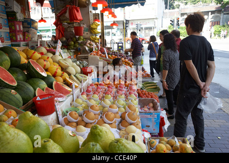 I clienti in coda a un fresco frutta asiatica street stallo in Aberdeen hong kong RAS di Hong kong cina asia Foto Stock