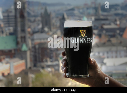 CHEERS. Una pinta di Guinness è goduto nel bar OVERLLOKING La Birreria Guinness, Dublino Foto Stock