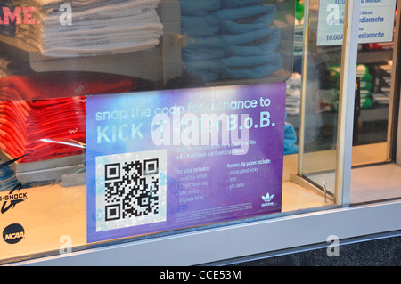 QR Quick Response codice sulla finestra del negozio Foto Stock