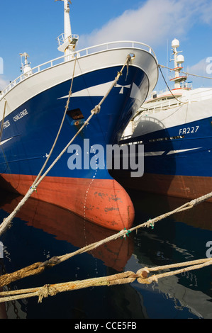 Deep sea i pescherecci con reti da traino a Fraserburgh Harbour, Aberdeen-shire, Scozia. Foto Stock