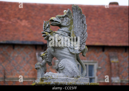 Araldico in pietra intagliata dragon gargoyle, Layer Marney Tower, Tiptree, Essex, Inghilterra Foto Stock