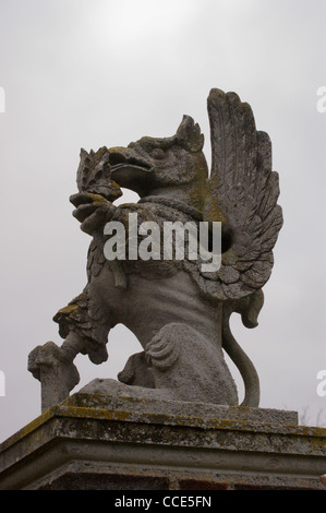 Araldico in pietra intagliata dragon gargoyle, Layer Marney Tower, Tiptree, Essex, Inghilterra Foto Stock