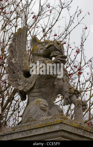 Araldico in pietra intagliata dragon gargoyle, Layer Marney Tower, Tiptree, Essex, Inghilterra Foto Stock