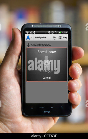 Il riconoscimento vocale su Google Maps Navigation con un smartphone HTC Foto Stock