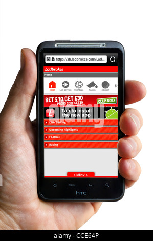 Guardando la Ladbrokes bookmakers sito web su uno smartphone HTC Foto Stock