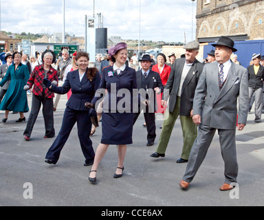 1940s omaggio all'40s chatham dockyard uk danza di guerra in strada. 1940s Dance Foto Stock