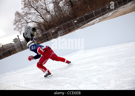 Skater partecipano in esecuzione pratica per la Red Bull si è schiantato Ice 2012 del campionato del mondo di corsa in discesa. St Paul Minnesota MN USA Foto Stock