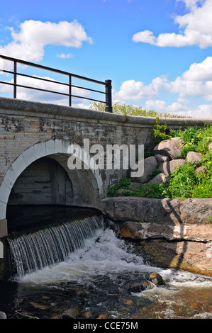 Il vecchio ponte di pietra sul piccolo ruscello Foto Stock