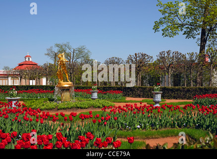 San - Pietroburgo: giardino di palazzo Monplaisir. Peterhof. Foto Stock