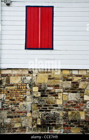 La finestra rossa persiane, Redcliffe Quay, St. John's, Antigua Foto Stock