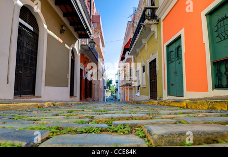 Viale nella città vecchia di San Juan, Puerto Rico. Foto Stock