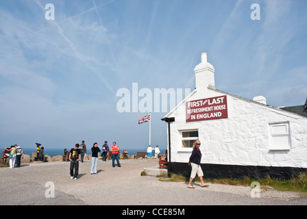 Estate, Lands End, Cornwall, whispy Blue Skies, turisti, colorato. Segno "Primo e ultimo ristoro casa in Inghilterra " Unione Jack Foto Stock
