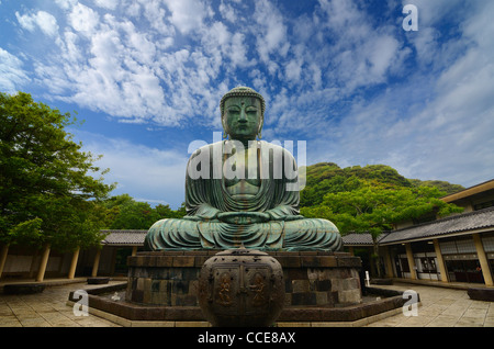 Il Grande Buddha (Daibutsu) adducendo il motivo del tempio Kotokuin a Kamakura, Giappone. Foto Stock