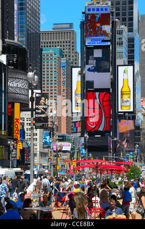 La folla in Times Square a New York City. Foto Stock