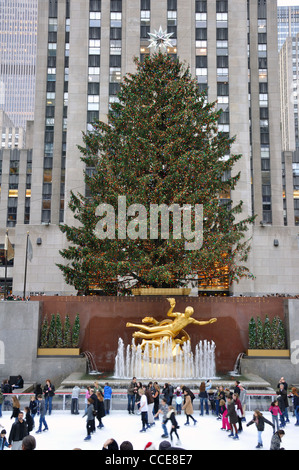 Albero di natale e la pista di pattinaggio su ghiaccio del Rockefeller Center di New York City, Stati Uniti d'America Foto Stock