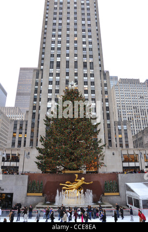 Albero di natale e la pista di pattinaggio su ghiaccio del Rockefeller Center di New York City, Stati Uniti d'America Foto Stock