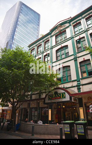 Il trefolo di Arcade shopping mall. Vecchi e nuovi edifici, negozi e uffici. Architettura a Auckland, Isola del nord, Nuova Zelanda Foto Stock