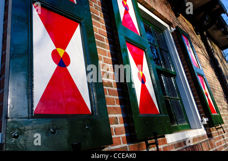 Facciata di un ristorante con rosso con persiane bianche Foto Stock