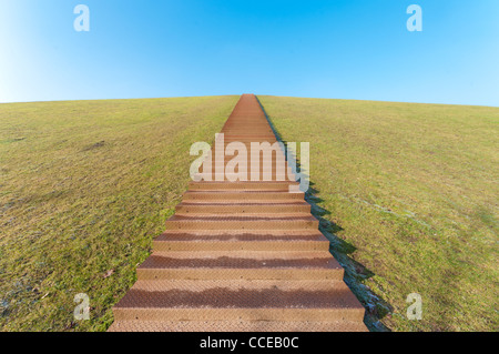 Enorme scalinata che conduce alla sommità di una collina verde Foto Stock