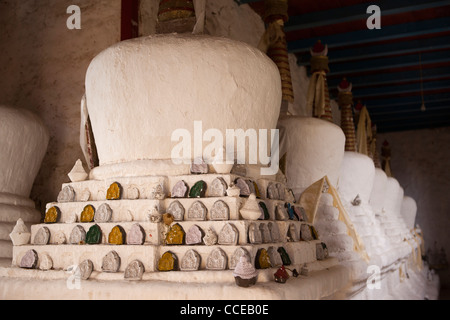 India, Arunachal Pradesh, Tawang, Ugyenling tempio, chorten decorate con piccoli votivo di placche di Buddha Foto Stock