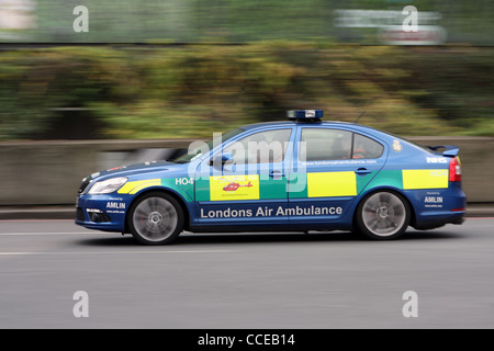 Un aereo ambulanza automobile che viaggia intorno ad una rotonda a Waterloo, Londra, Inghilterra Foto Stock