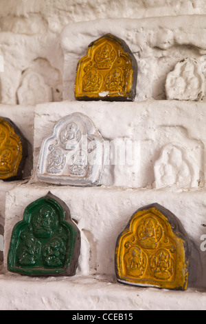 India, Arunachal Pradesh, Tawang, Ugyenling tempio, chorten decorate con piccoli votivo di placche di Buddha Foto Stock