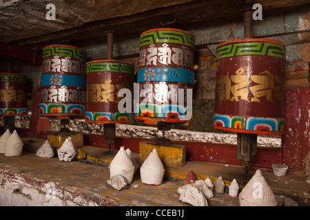 India, Arunachal Pradesh, Tawang, Ugyenling tempio, luogo di nascita del sesto Dalai Lama, ruote della preghiera Foto Stock