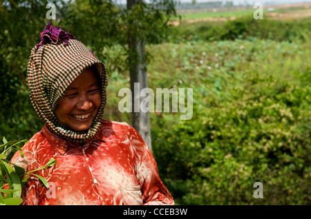 Il Khmer donna che indossa krama (tradizionale sciarpa cambogiana), Kampong Cham Provincia, Cambogia. Credito: Kraig Lieb Foto Stock