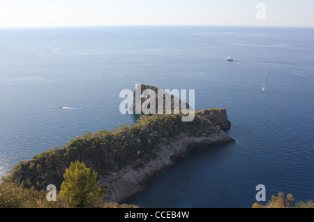 Scena costiere con yachts del Peninsula de Sa Foradada, vicino a Deya / Deia, West Coast Mallorca / Maiorca, isole Baleari, Spagna Foto Stock