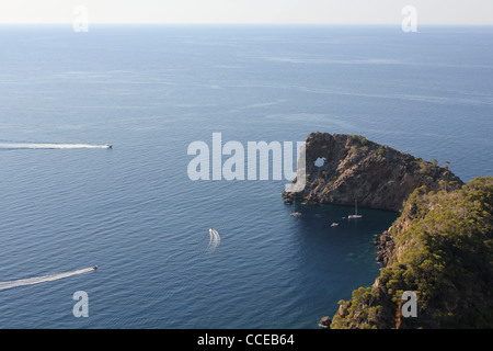 Scena costiere con yachts del Peninsula de Sa Foradada, vicino a Deya / Deia, West Coast Mallorca / Maiorca, isole Baleari, Spagna Foto Stock