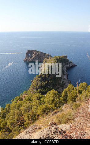 Scena costiere con yachts del Peninsula de Sa Foradada, vicino a Deya / Deia, West Coast Mallorca / Maiorca, isole Baleari, Spagna Foto Stock