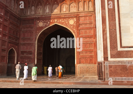 Persone che entrano Taj Mahal moschea, Agra, India Foto Stock