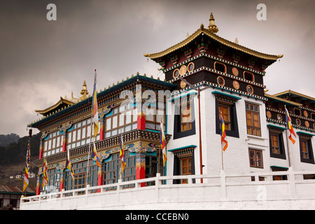 India, Arunachal Pradesh, Tawang, Khinmey Monastero Nyingma, decorato in maniera colorata sala da preghiera ingresso Foto Stock