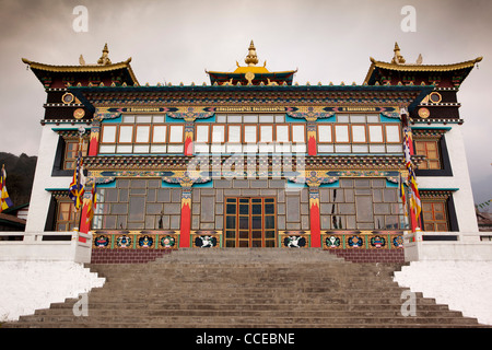 India, Arunachal Pradesh, Tawang, Khinmey Monastero Nyingma, decorato in maniera colorata sala da preghiera ingresso Foto Stock